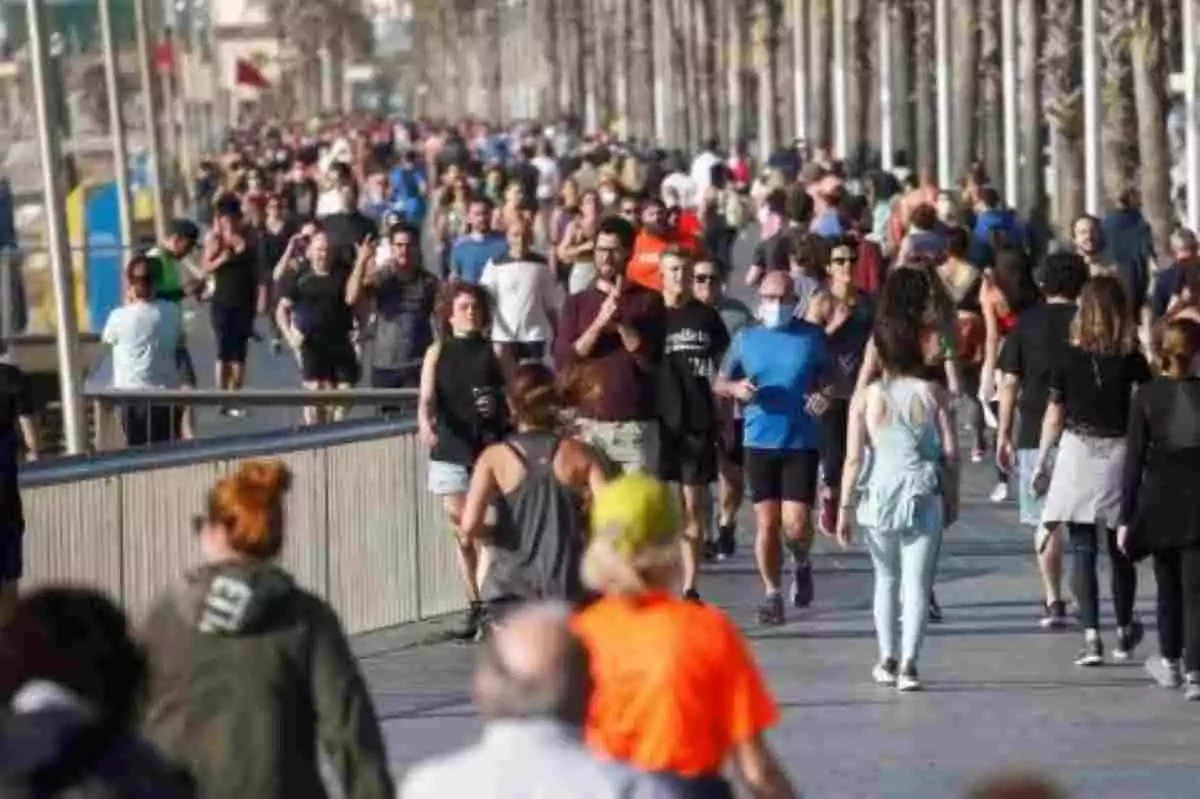 Multitud de ciudadanos paseando por un paseo en una ciudad de España durante la 'nueva normalidad'