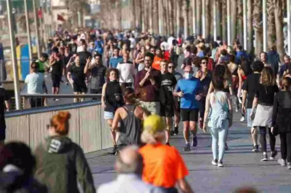 Multitud de ciudadanos en un paseo por una ciudad de España durante la 'nueva normalidad'