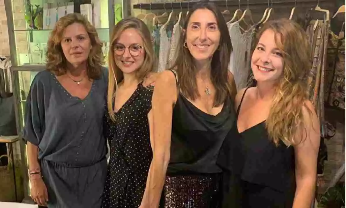Paz Padilla con las empleadas de su tienda de moda 'No ni ná'