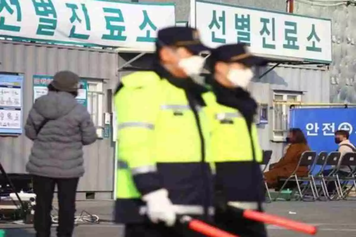 Agentes de la autoridad en Corea del Sur durante la epidemia del Coronaviurs