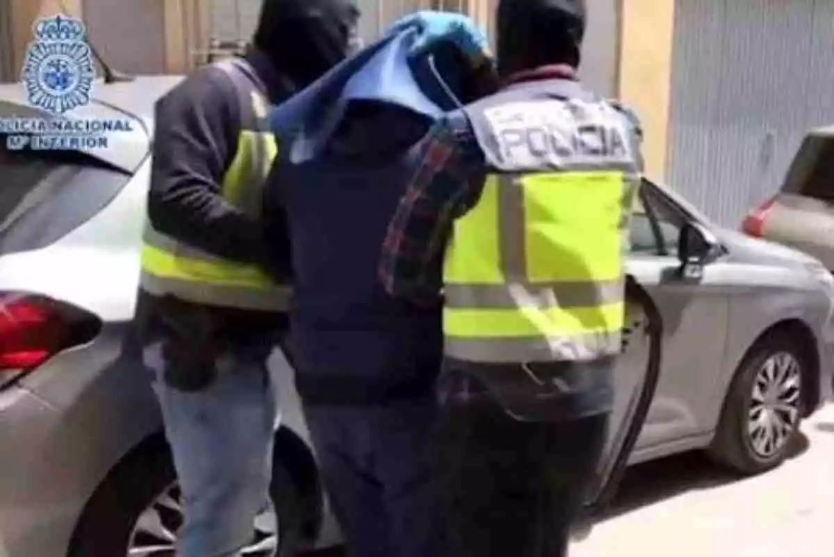 Agentes de la Policía Nacional durante la detención de un yihadista en Almería