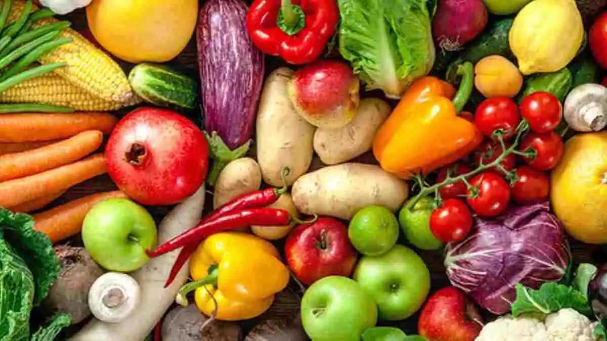 Frutas y verduras en una mesa