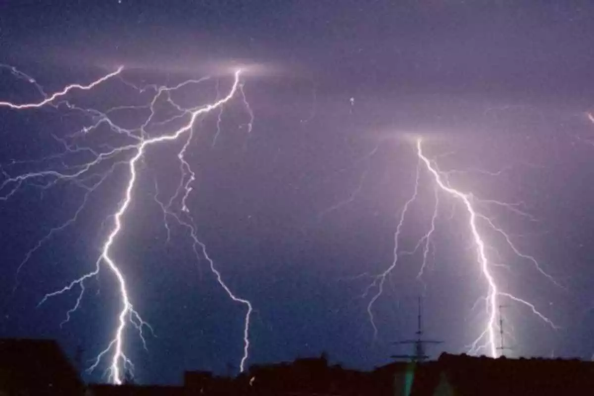 Imagen de una noche de tormenta en una población española