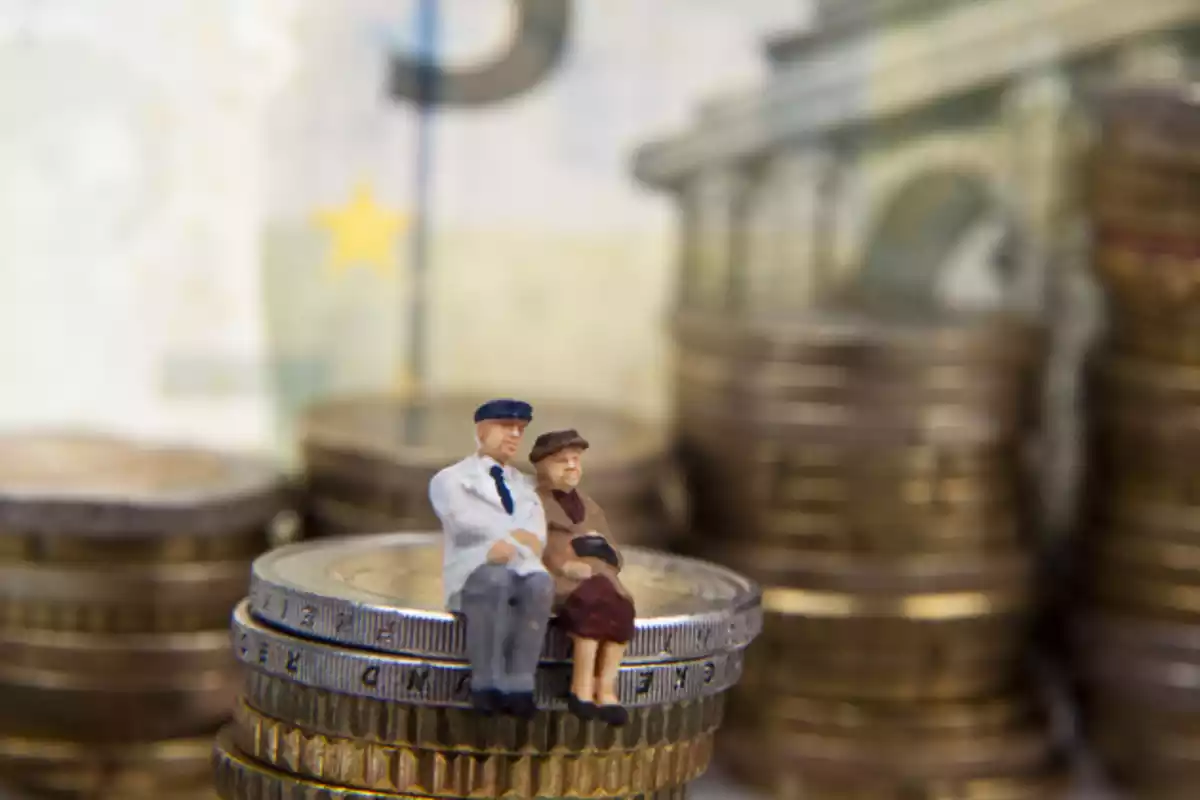 Imagen de recurso con las figuras de dos ancianos en monedas de euro