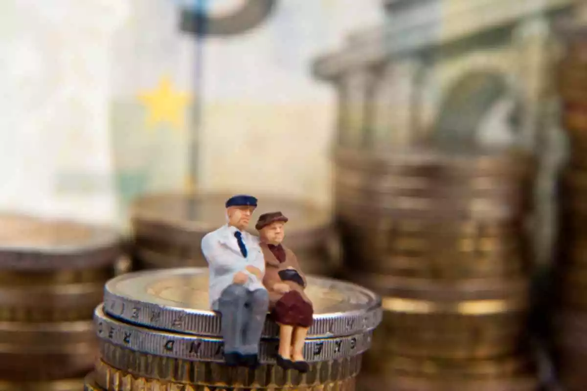 Imagen de recurso con la figura de dos ancianos en monedas de euro