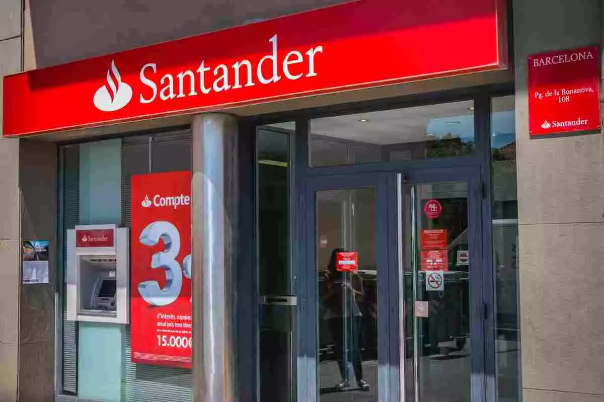 Entrada de una oficina del Banco Santander