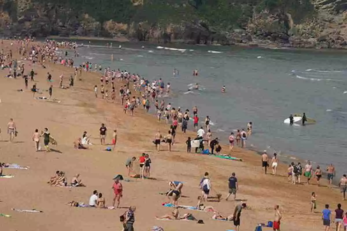 Imagen de archivos de bañistas en una playa en España
