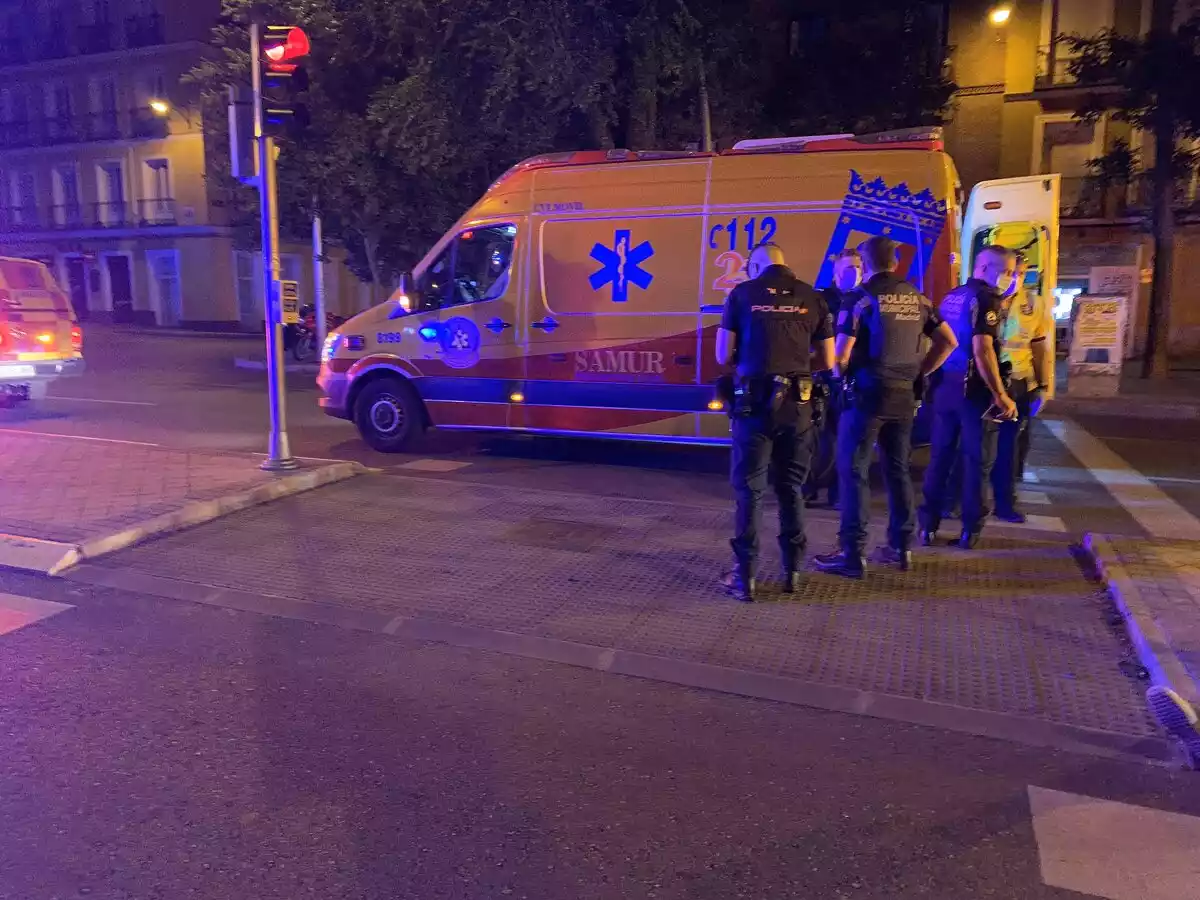 Equipos del SAMUR, Policía Municipal y Policía Nacional en el lugar del accidente mortal de un motorista en Madrid el 06/06/2020