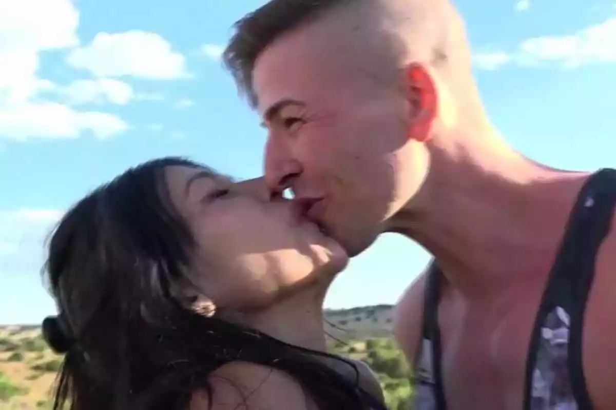 Maite Galdeano y Labrador dándose un beso en 'La Casa Fuerte'