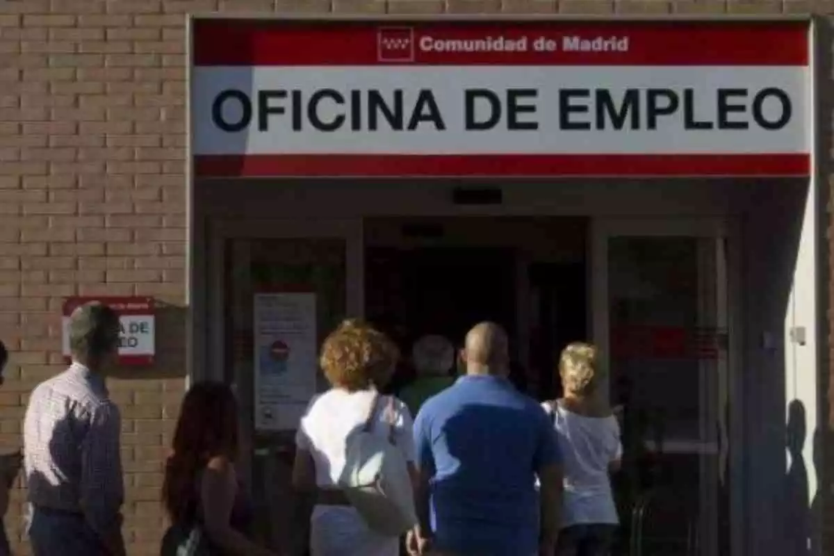 Una cola de parados en una oficina de empleo de Madrid