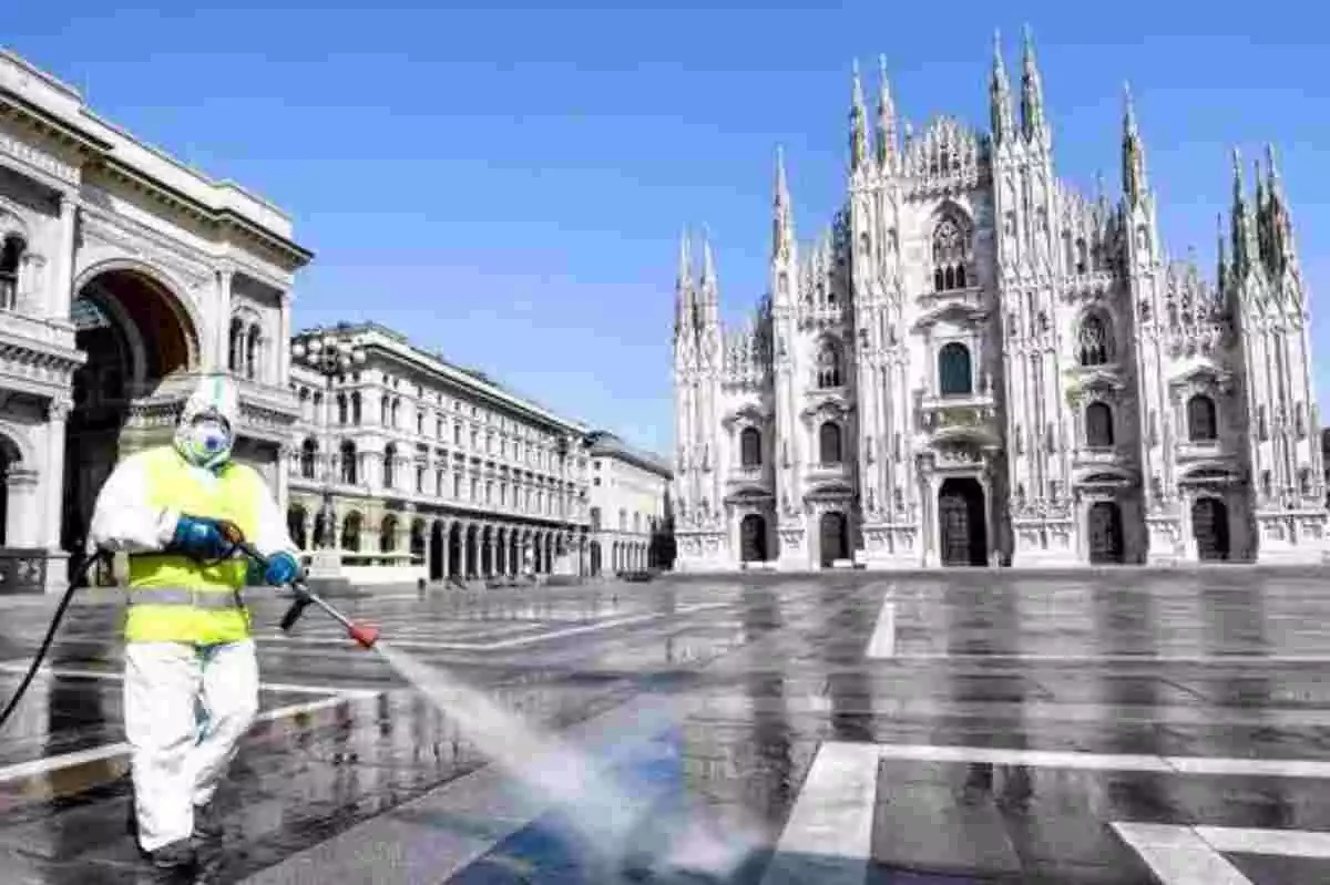 Operario desinfectando la plaza principal de Milán durante el Coronavirus