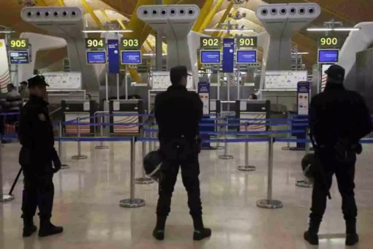 Agentes de Policía Nacional en una de las zonas de control del aeropuerto Madrid-Barajas Adolfo Suárez