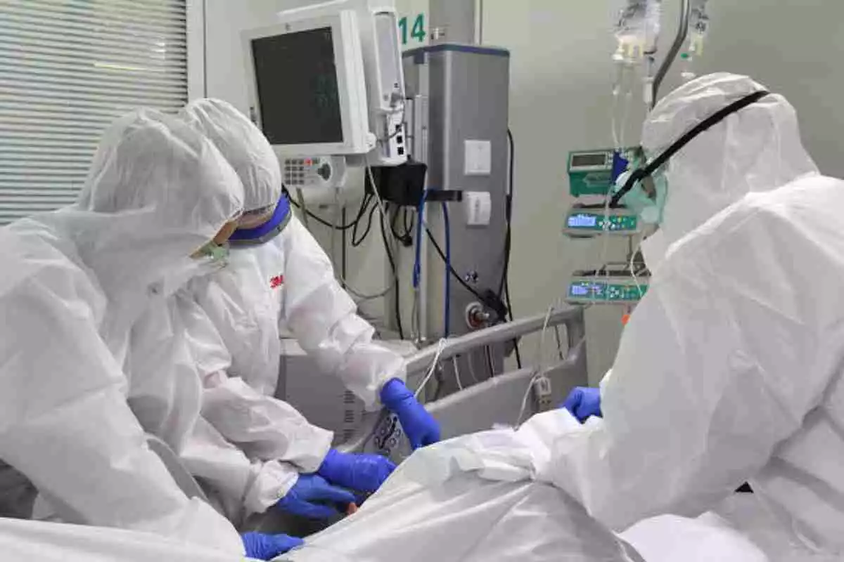 Efectivos sanitarios con equipos de protección individual atendiendo un paciente durante la emergencia del Coronavirus
