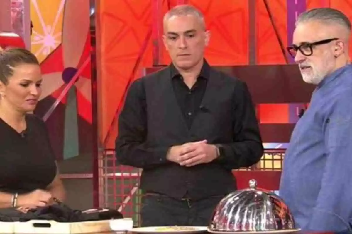 Sergi Arola, Kiko Hernández y Marta López en el plató de 'La última cena'