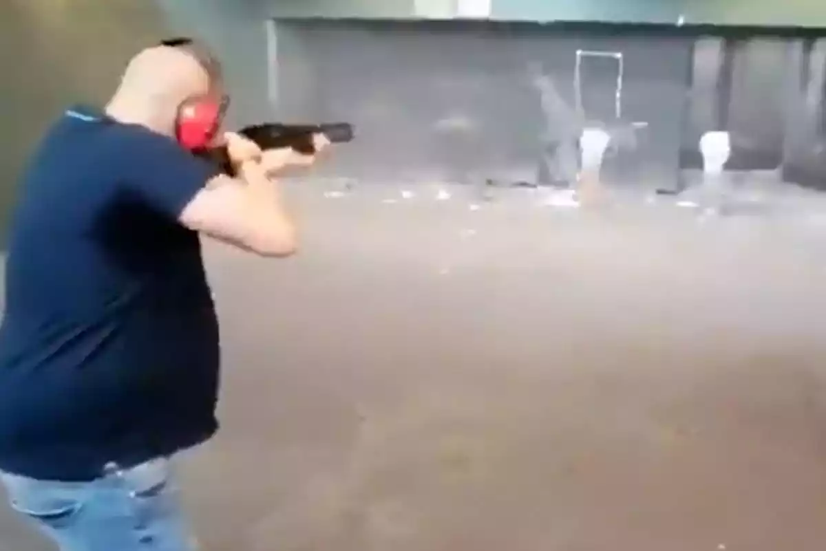 Captura del vídeo en el que un individuo dispara contra fotos de miembros del Gobierno