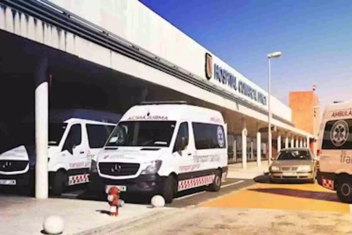 Varias ambulancias delante de un centro hospitalario en las Islas Baleares