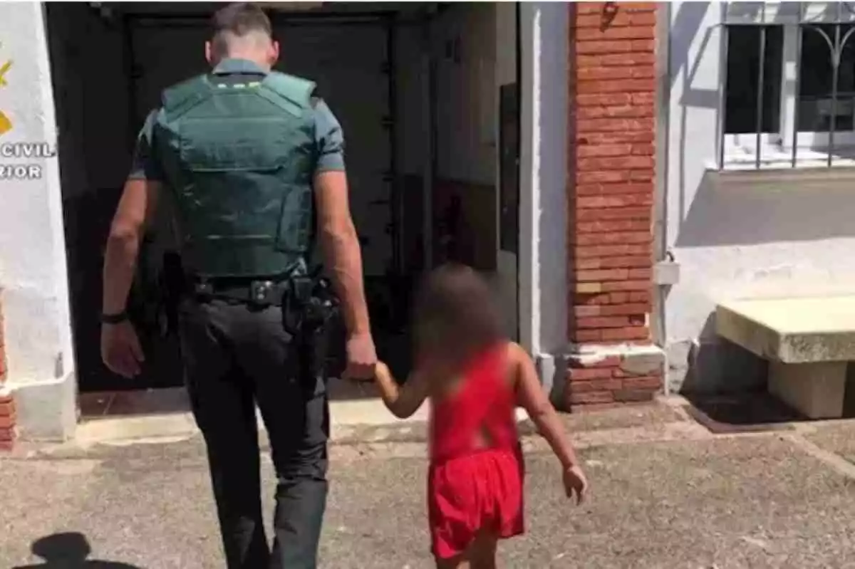 Guardia Civil acompañando a la menor de 7 años