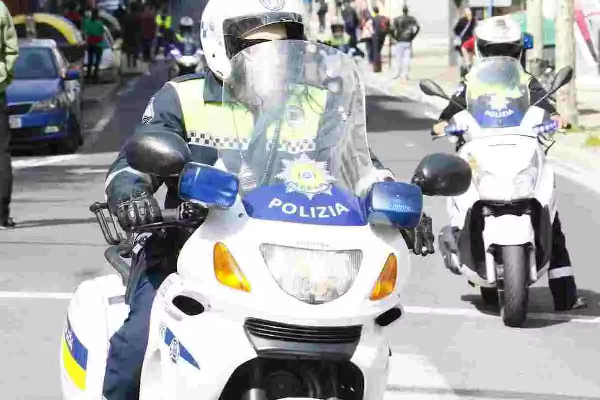 Agentes de policía de Vitoria en acto de servicio