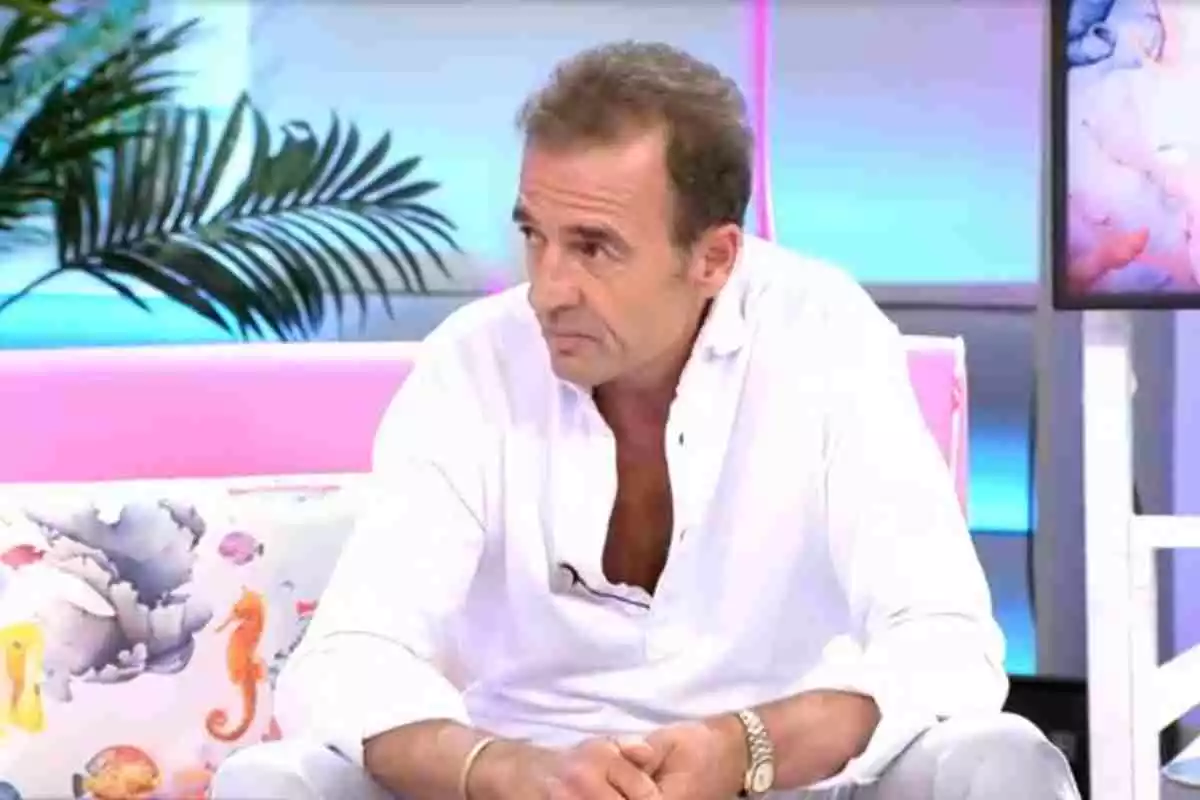 Alessandro Lequio con camisa blanca hablando del estreno de 'Hormigas blancas' en 'El programa del verano'. Lunes 27 de julio de 2020.