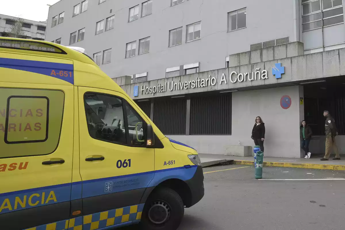 Una ambulancia delante del Hospital Universitario de La Coruña. 2020 Discover