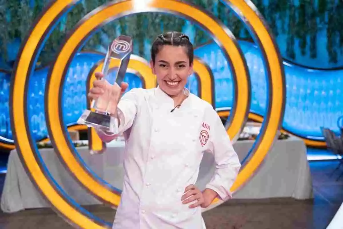 Ana Iglesias, con el trofeo de ganadora de 'Masterchef 8'