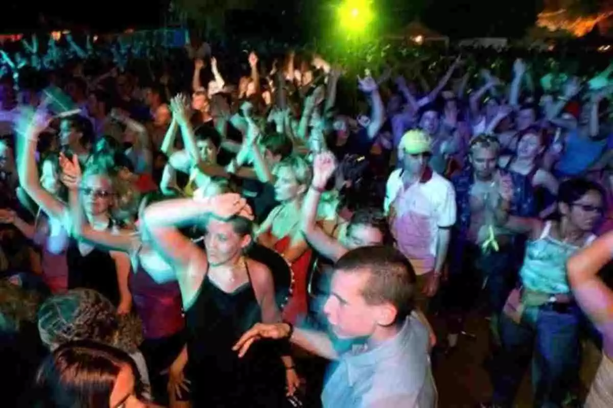 Imagen de una discoteca con varios jóvenes bailando