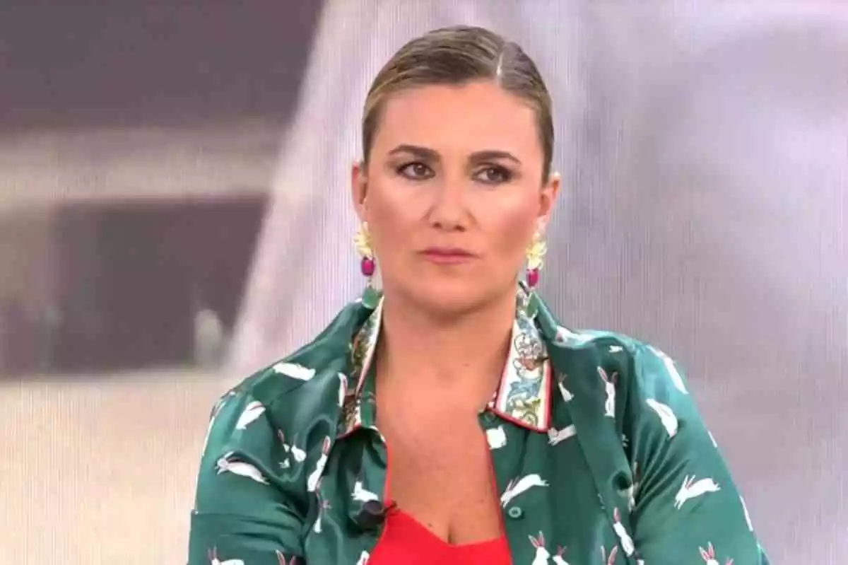 Carlota Corredera con una blusa verde y top rojo en 'Sálvame'. Martes 28 de julio de 2020.