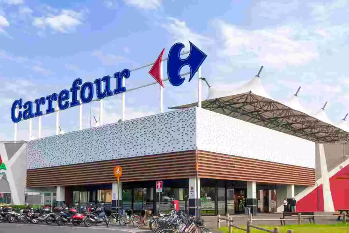 Fotografía de un exterior de un supermercado Carrefour