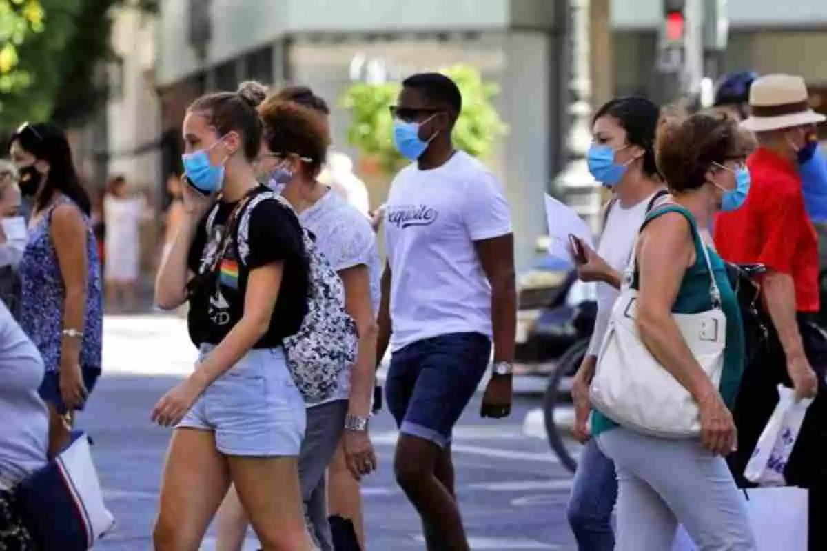 Varias personas con mascarillas por la calle en Valencia