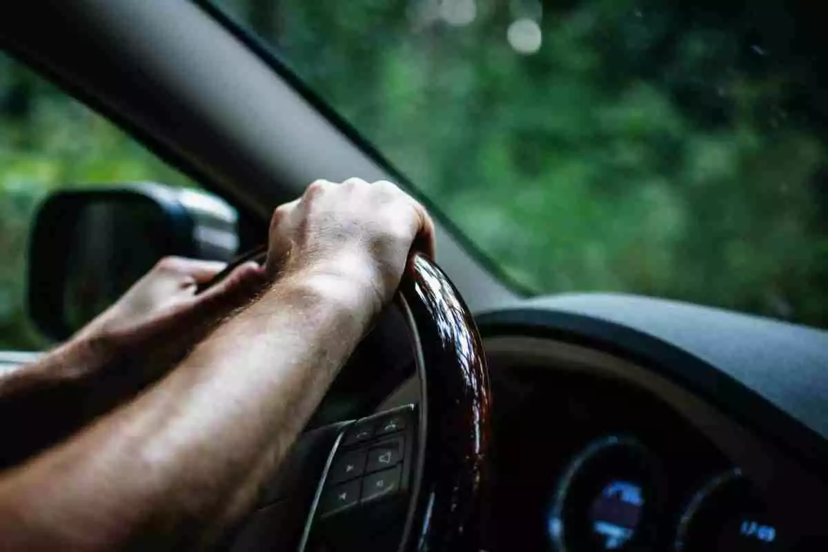 Imagen de una persona conduciendo un coche