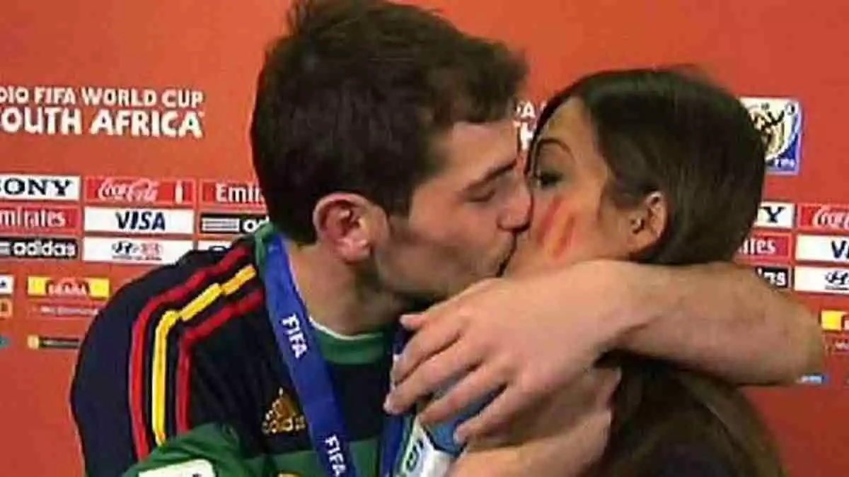 El beso de Iker Casillas y Sara Carbonero tras ganar la Selección Española de Fútbol.