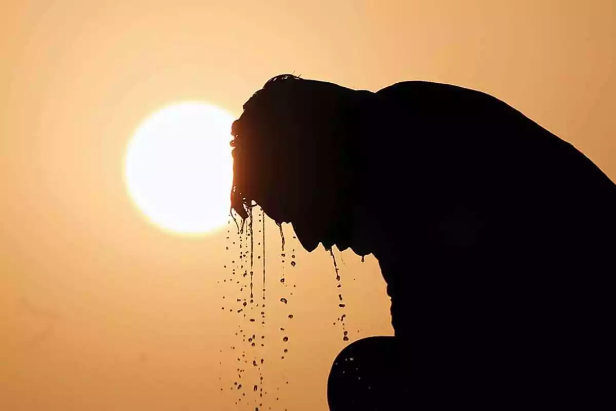 Imagen de un hombre sudado en plena ola de calor