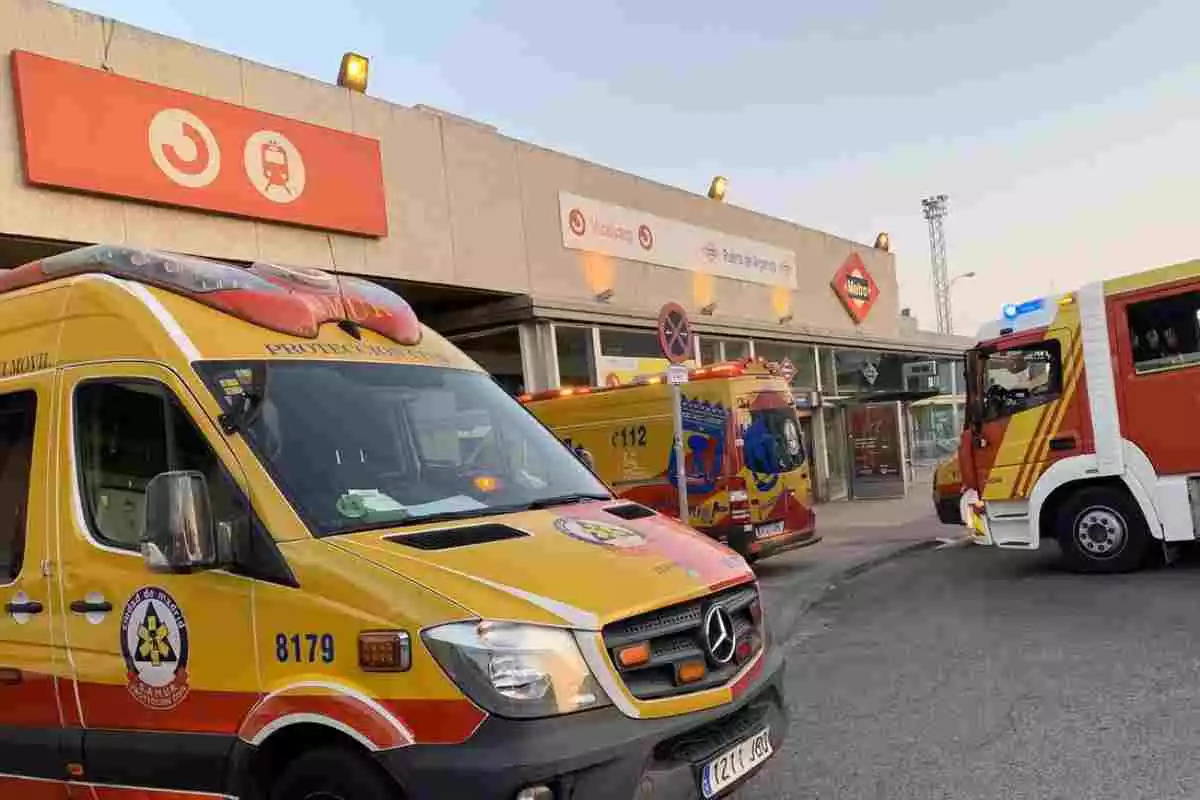 Servicios de emergencias en la estación de Vicálvaro, en Madrid