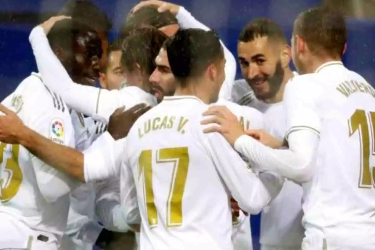 Jugadores del Real Madrid abrazándose en una foto reciente