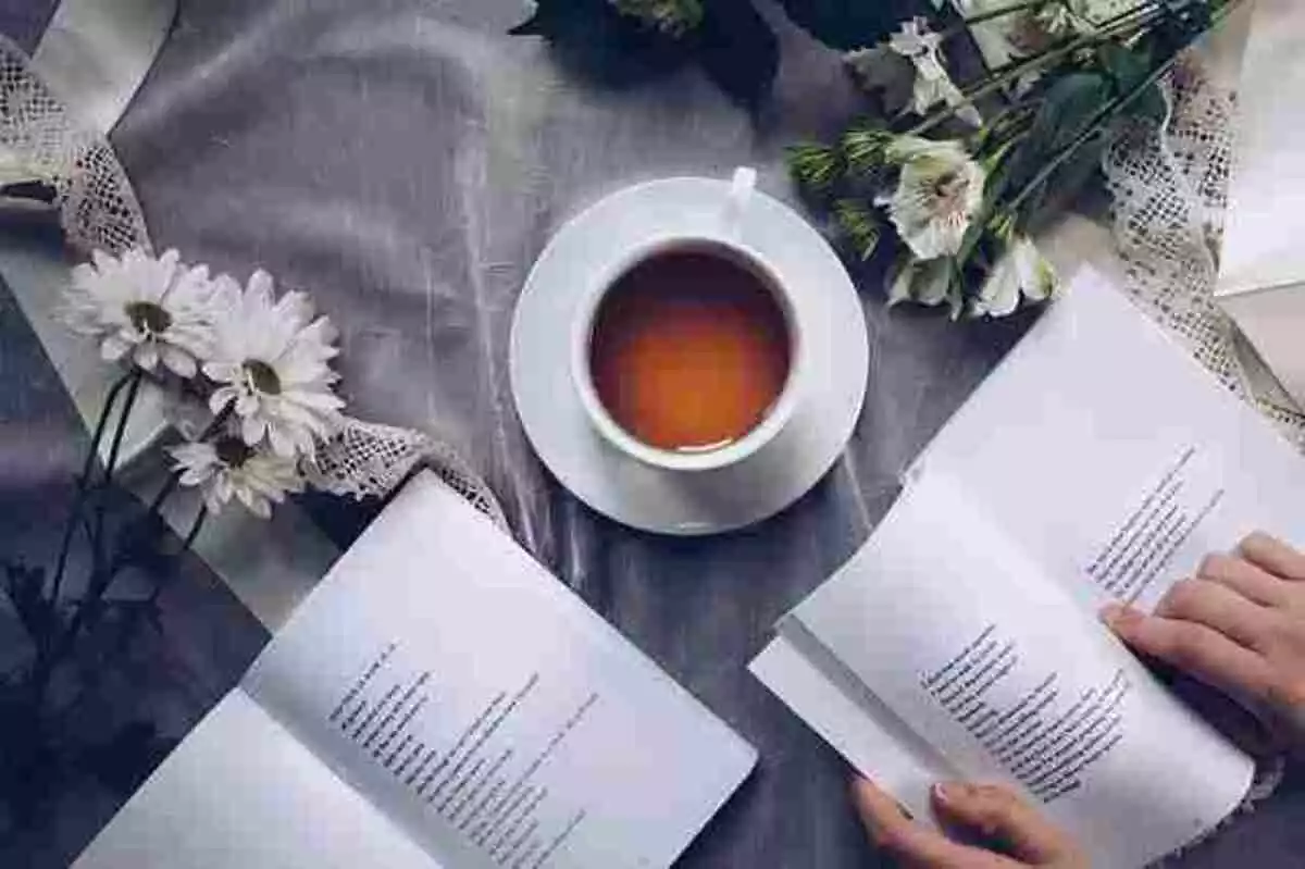 Taza de té, libros y flores