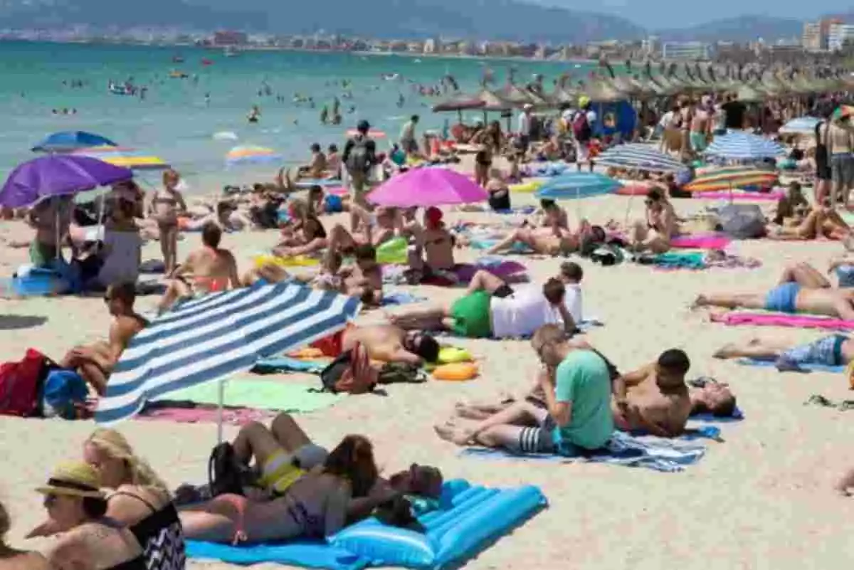 Personas en la playa durante la nueva normalidad en España