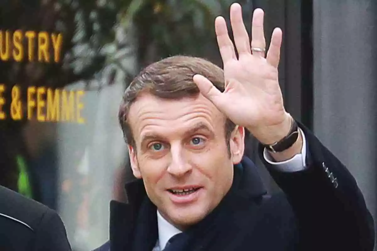 El presidente de la República Francesa, Emmanuel Macron, saluda con la mano