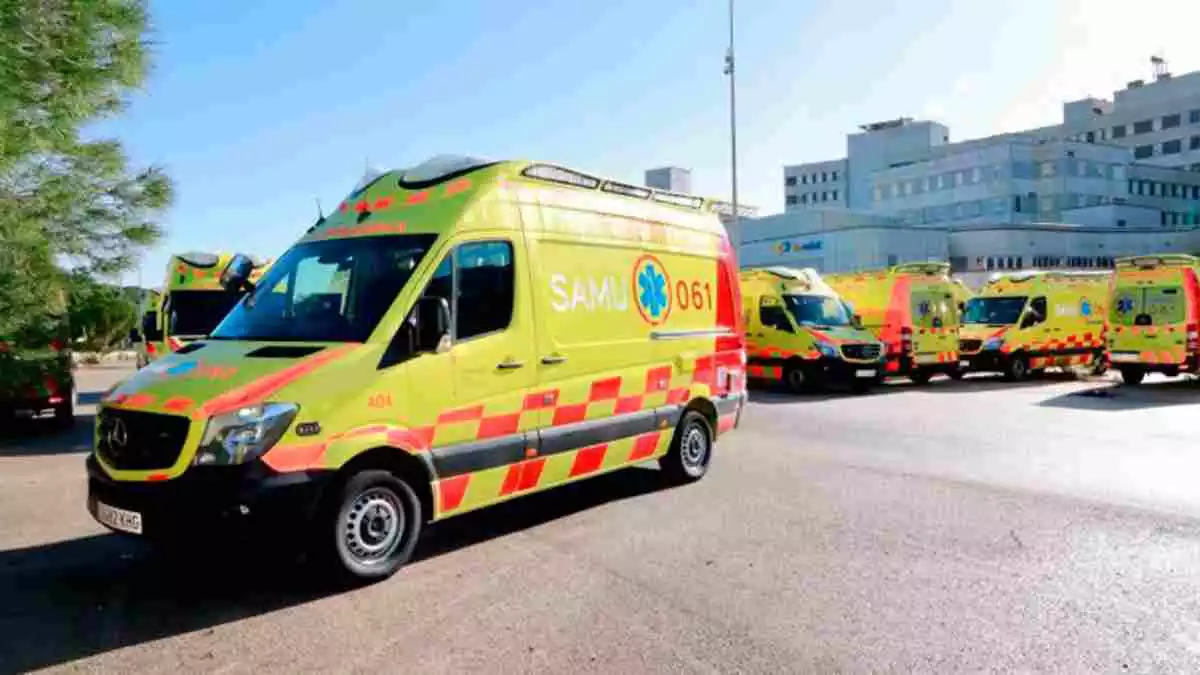 Imagen de archivo de varias ambulancias de Baleares frente a un hospital