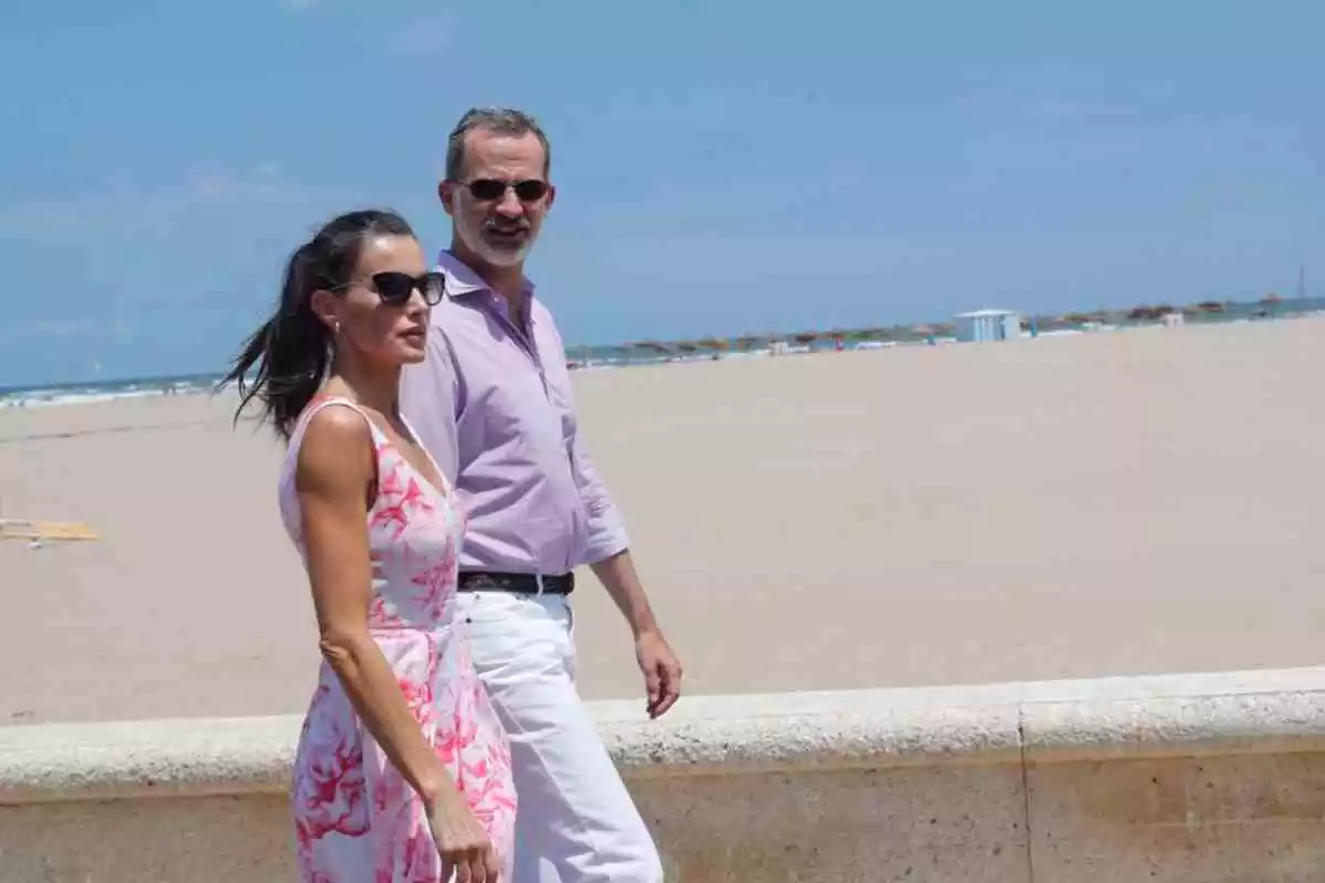 Los reyes de España, Felipe VI y Letizia, paseando por la playa de la Malvarrosa en Valencia. Viernes 3 de julio de 2020