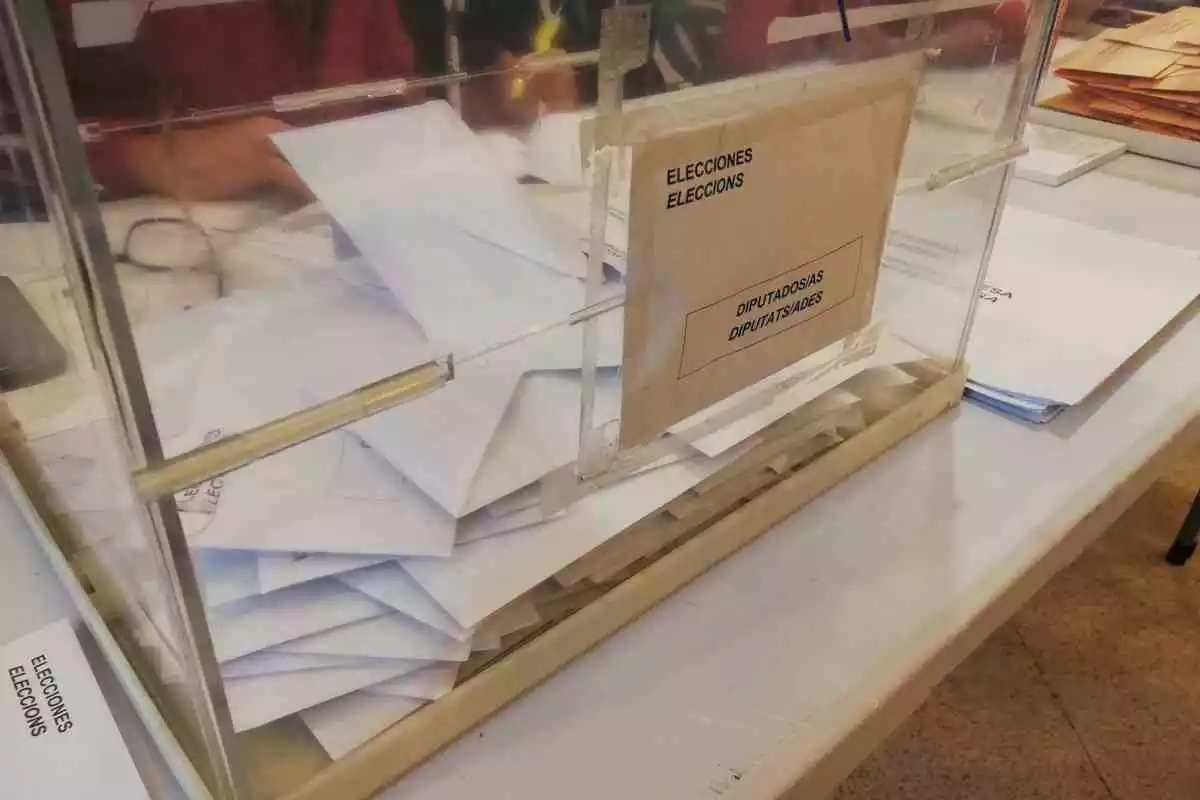 Una urna con sobres en las Elecciones Generales del 10 de noviembre del 2019