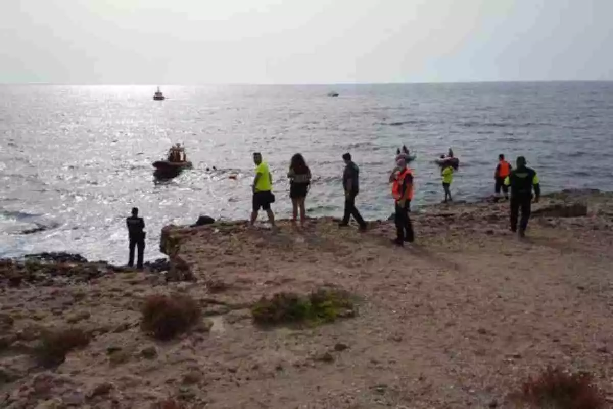 Efectivos de emergencias en el dispositivo de búsqueda de un joven de 18 años desaparecido en una playa de Águilas, el 12 de julio del 2020