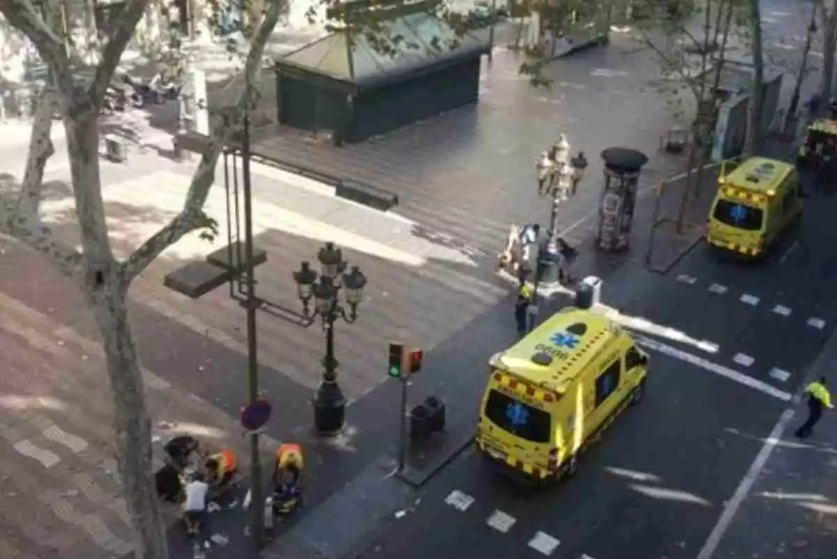 Imagen de ambulancias en las ramblas tras el atentado
