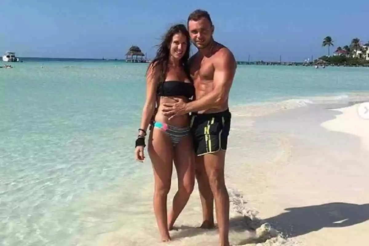 Cristian Suescun en la playa con su novia, Jessica
