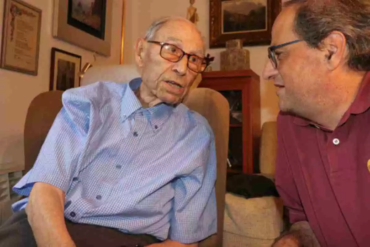 Joaquim Illas, el hombre más longevo de España, junto a Quim Torra el verano pasado