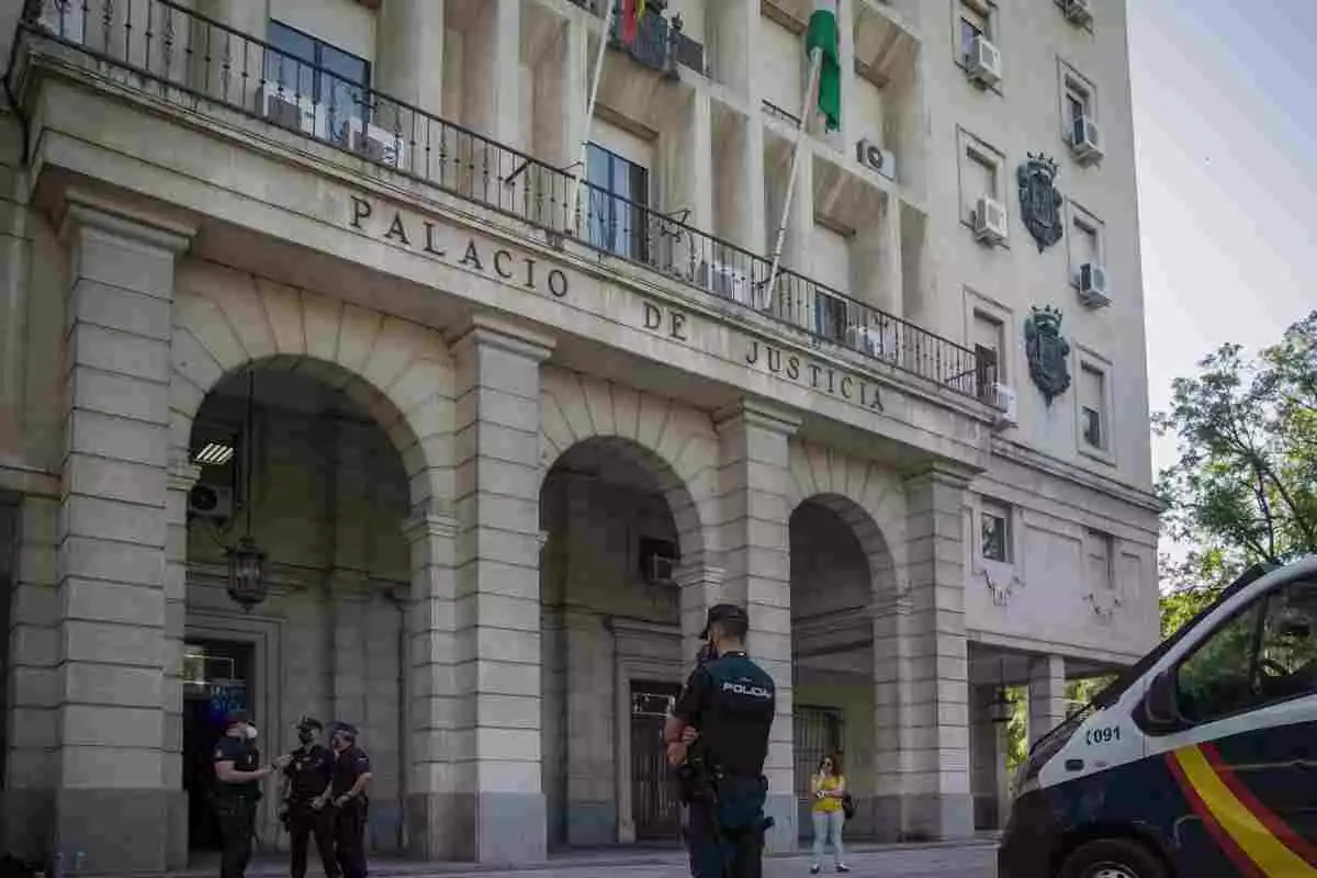 Policía Nacional en la Audiencia de Sevilla el 24/06/2020