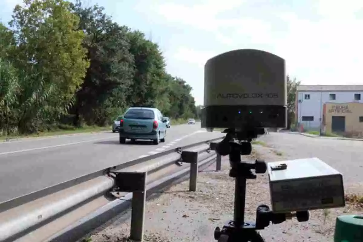 Radar instalado en una vía de la red de carreteras nacional en España