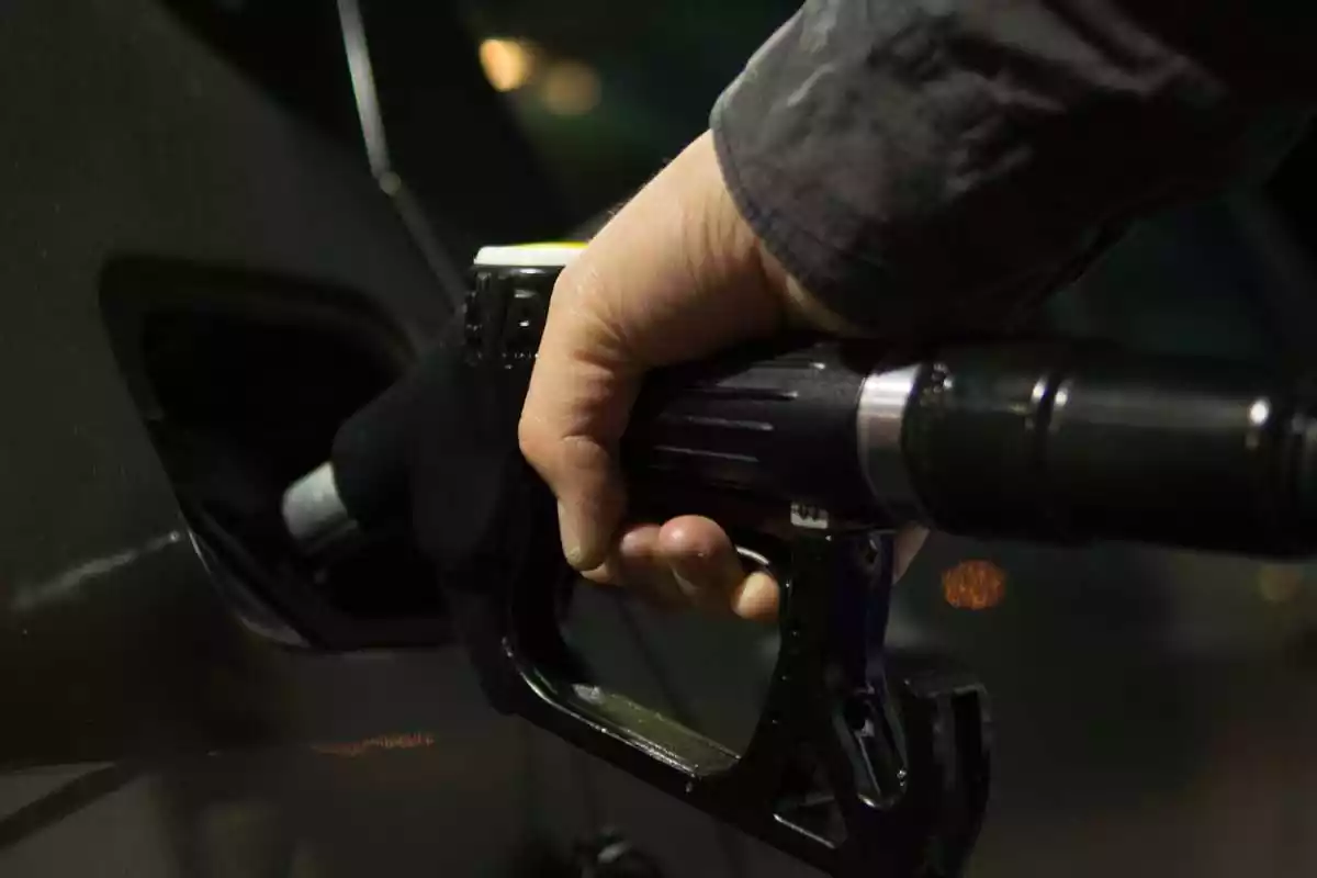 Imagen de archivo de una persona echando gasolina