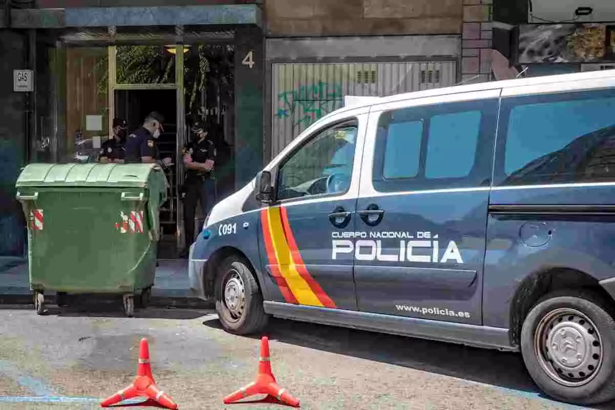 Tres agentes de la Policía Nacional ante el bloque aislado en Santander por un brote de coronavirus