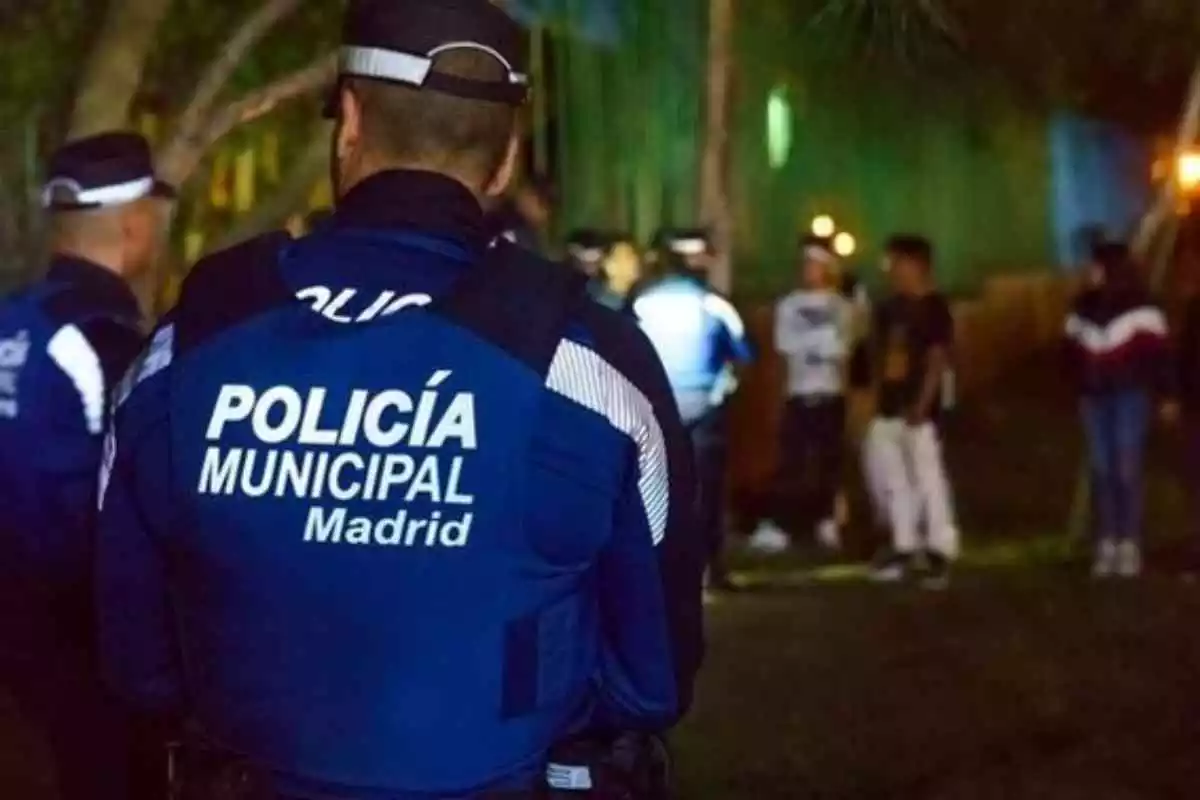 Policía municipal de Madrid interviniendo en una fiesta juvenil