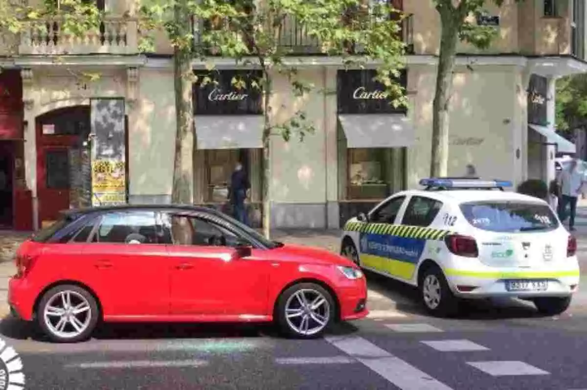 El vehículo donde los agentes de Policía Local de Madrid hallaron a un bebé a pleno sol en el centro de Madrid, el 23 de julio del 2020